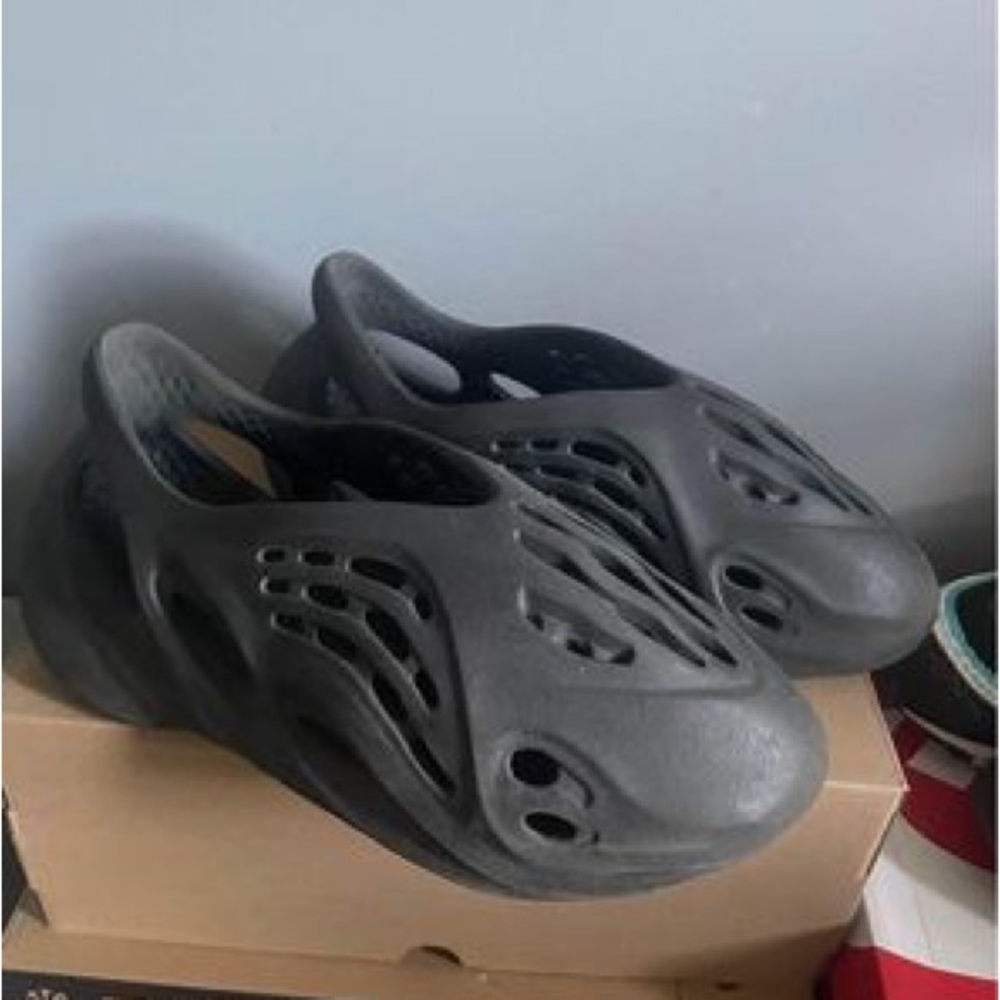 Yeezy Adidas Foam Runner onyx size 8 mens